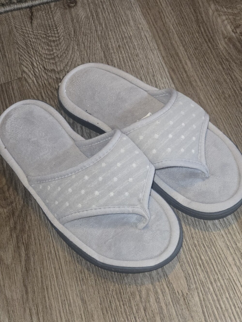 isotoner Light Gray Polka Dot Plush Slide Slippers
